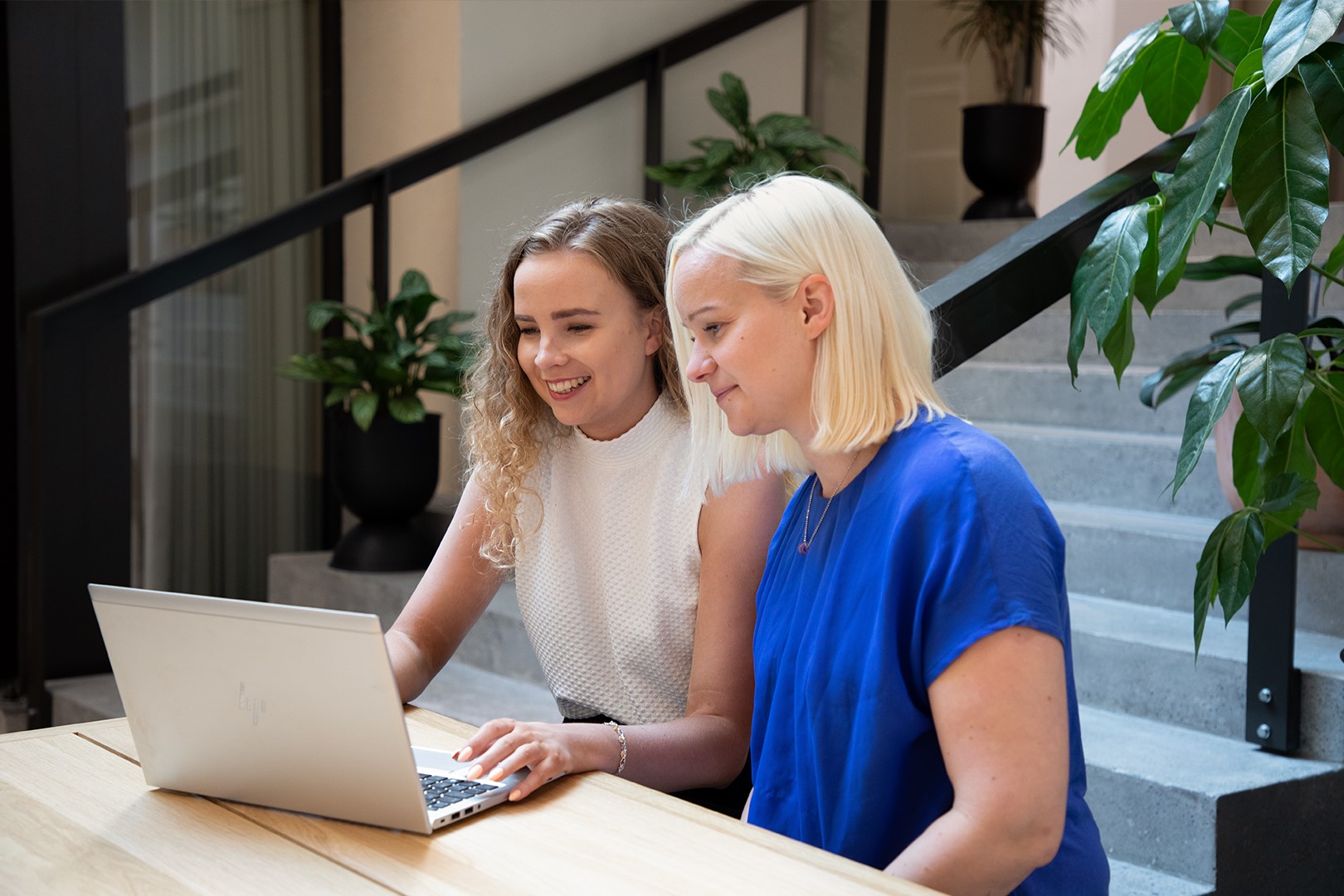 Aino ja Heta tuumaamassa l&auml;pp&auml;rin &auml;&auml;rell&auml;