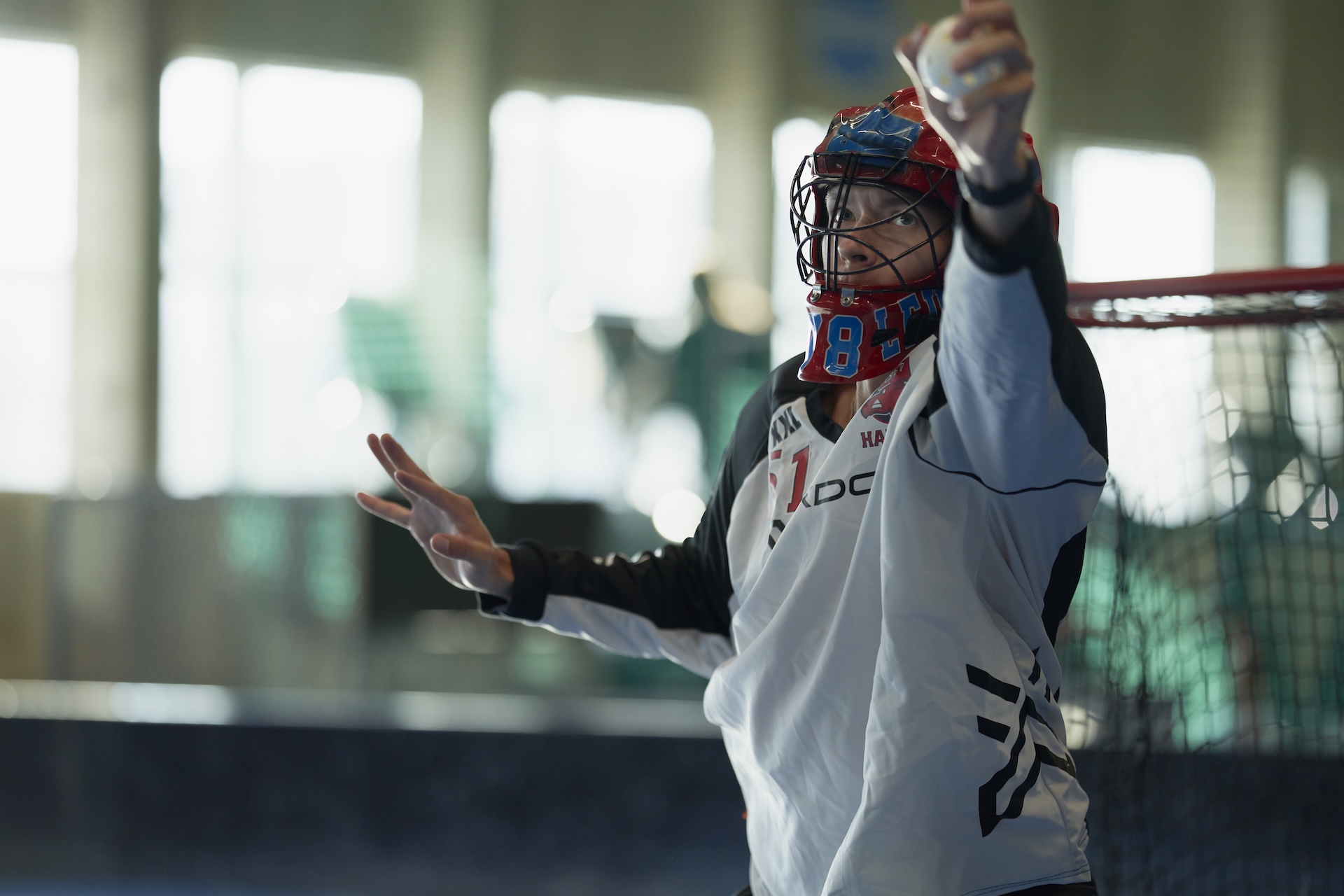 Leevi salibandymaalivahtina k&auml;dess&auml;&auml;n kiinni nappaamansa pallo