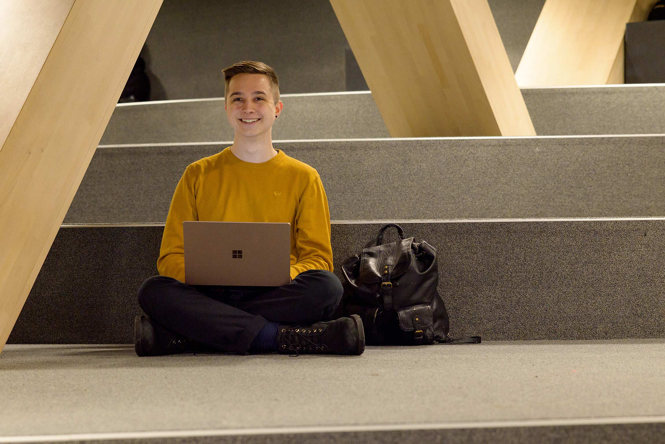 Aaron hymyilee risti-istunnassa Oodin yhteis&ouml;tilassa.