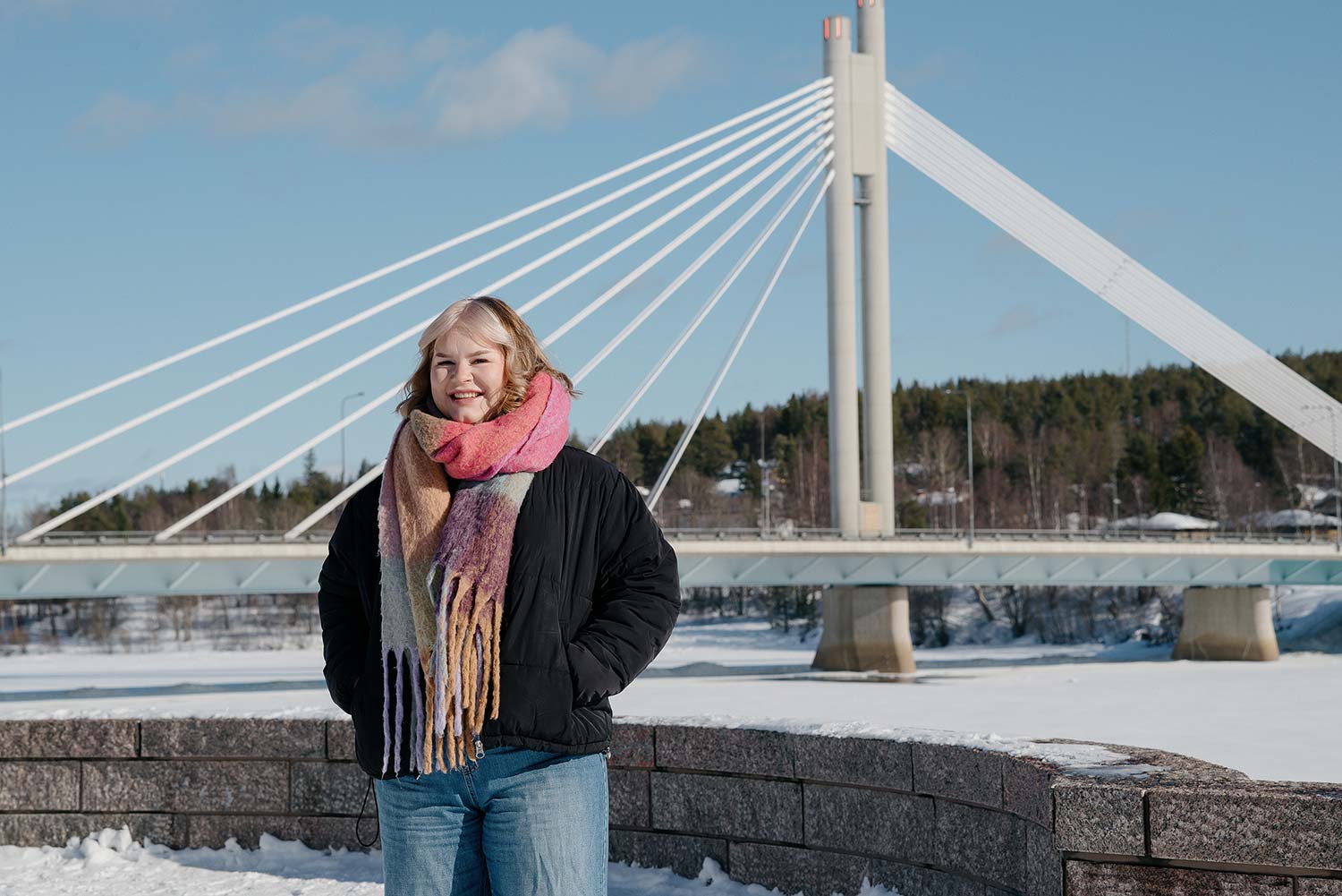 Iloinen Julia Kemijoen rannalla, Rovaniemen J&auml;tk&auml;nkynttil&auml; takanaan