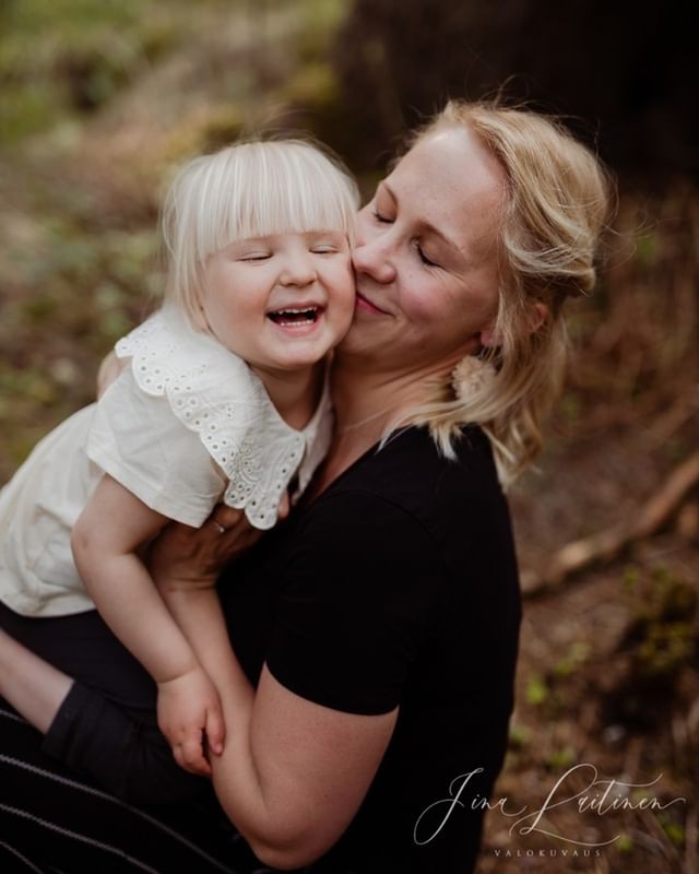 Iina syliss&auml;&auml;n pieni nauravainen pellavap&auml;&auml;tytt&ouml; mets&auml;isess&auml; maisemassa