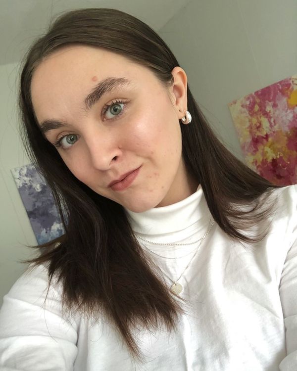 Kasvokuva Hellenist&auml;, taustalla tauluja